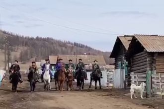 В Бурятии жители сел приезжают на выборы в национальных костюмах и верхом на конях