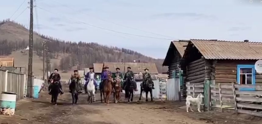 В Бурятии жители сел приезжают на выборы в национальных костюмах и верхом на конях