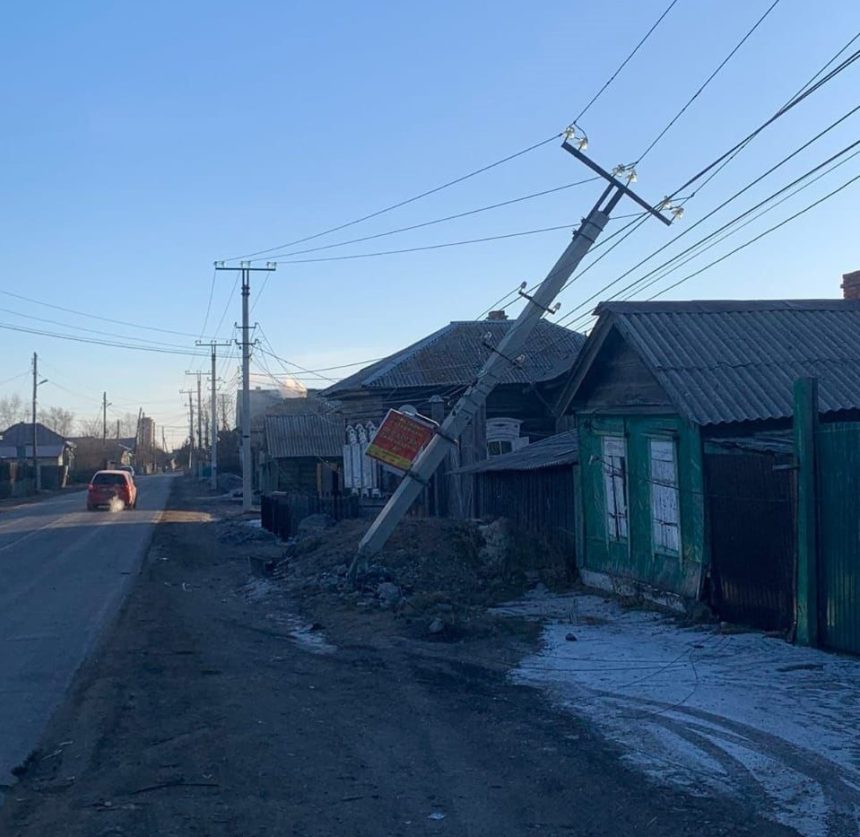 В Хомутово более 500 человек остались без света из-за автомобиля, въехавшего в опору ЛЭП
