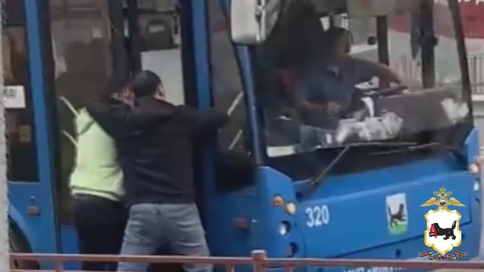В Иркутске двое мужчин из «Фольксвагена» пытались избить водителя троллейбуса