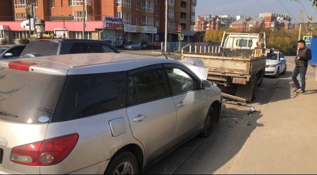 В Иркутске иномарка врезалась в грузовик, который остановился на "красный"