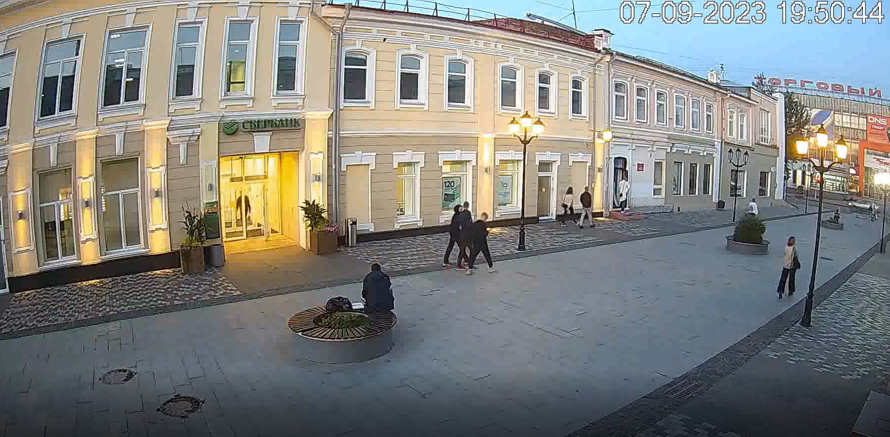 В Иркутске ищут подростков, уронивших фонарь на улице Урицкого