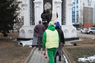 В Иркутске к мемориалу памяти жертв теракта второй день несут цветы