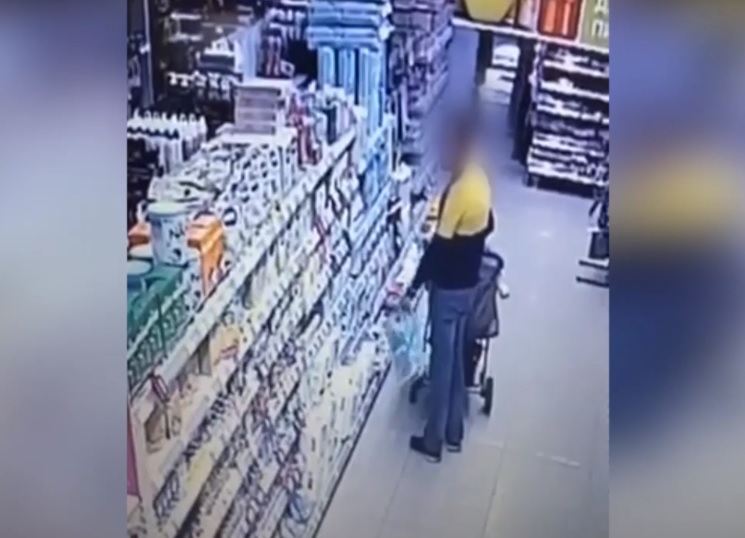 В Иркутске мужчина выкрал из магазина продукты, спрятав их в детскую коляску
