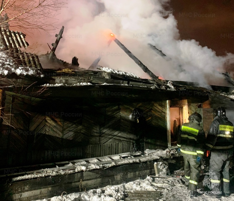 В Иркутске на пожаре в деревянном доме погиб мужчина