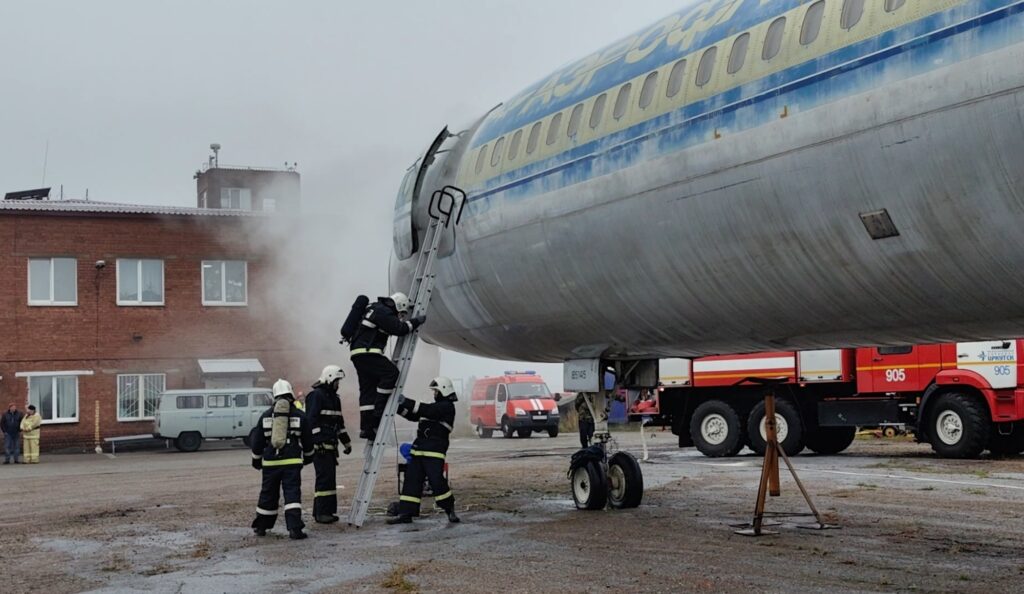 Пожар тушили в иркутском аэропорту в рамках учений. Фото