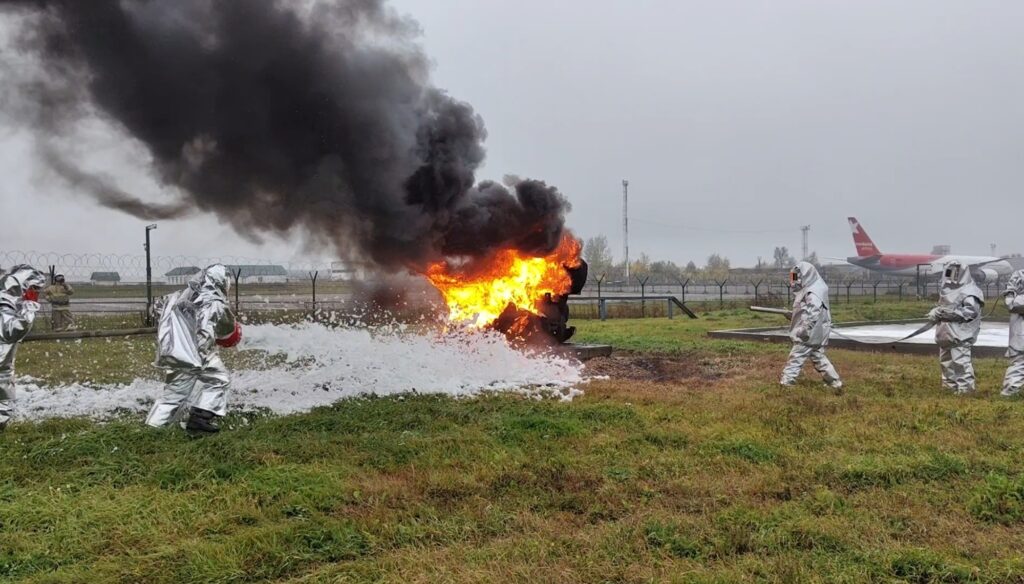 Пожар тушили в иркутском аэропорту в рамках учений. Фото