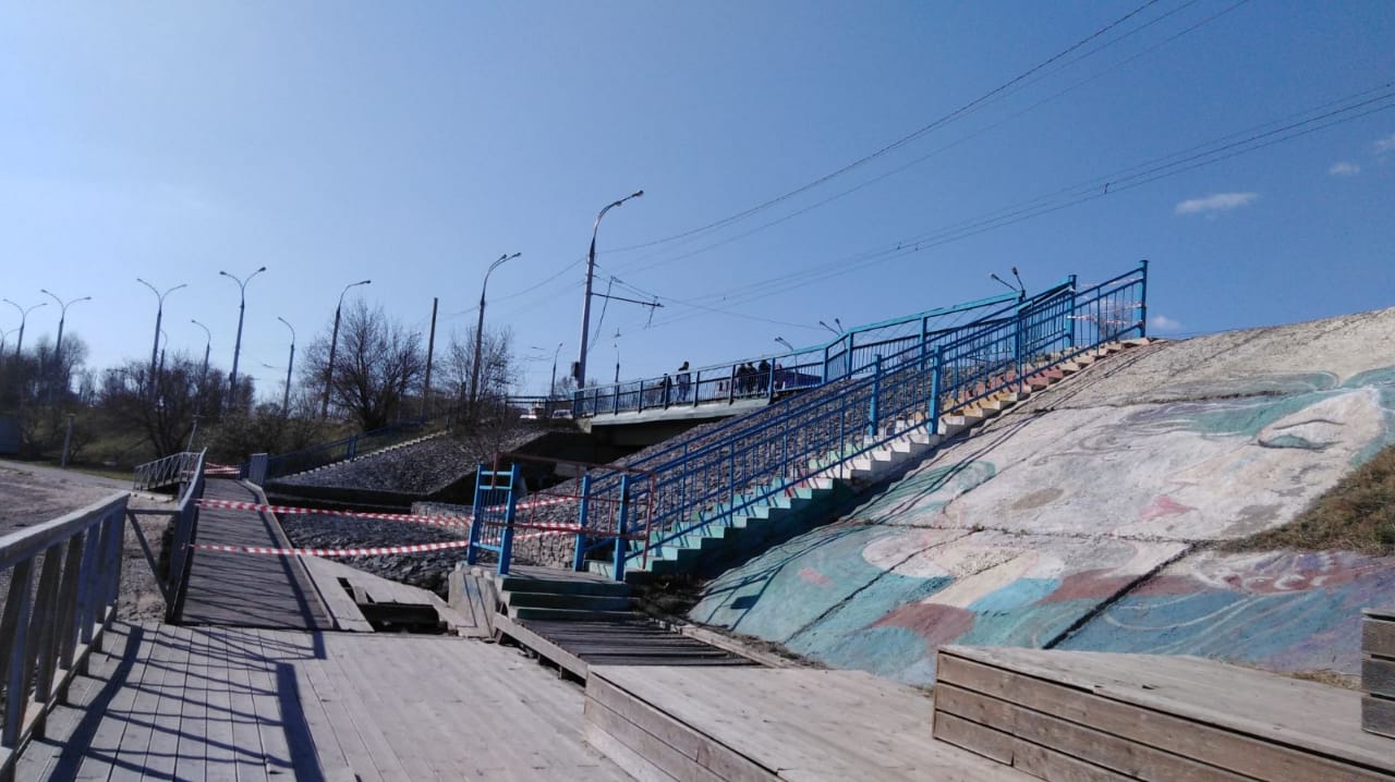 В Иркутске начали демонтаж деревянного настила рядом с ледоколом «Ангара»