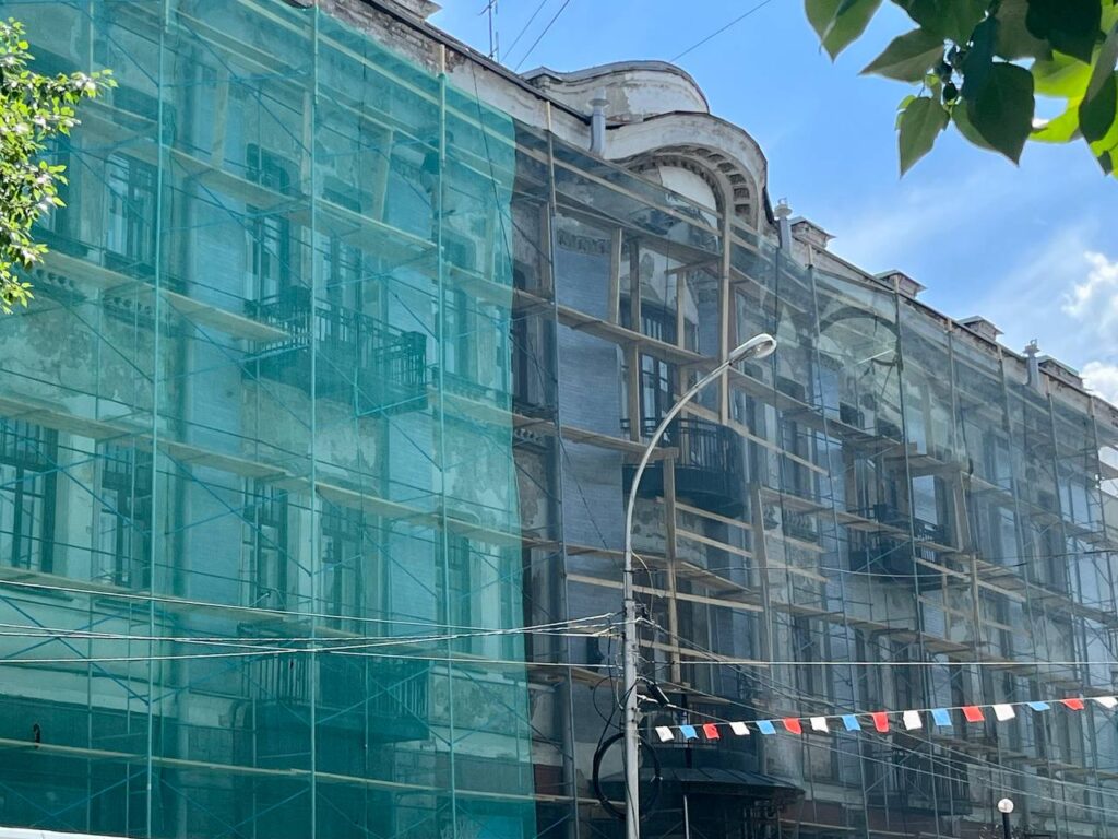 В Иркутске начали ремонтировать фасад исторического здания музыкального колледжа