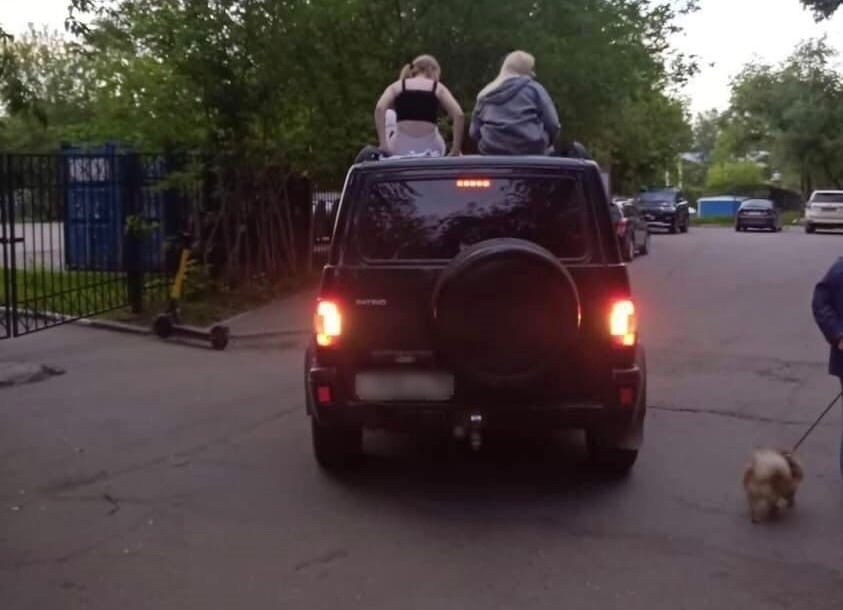 В Иркутске нашли водителя, перевозившего девушек на крыше внедорожника