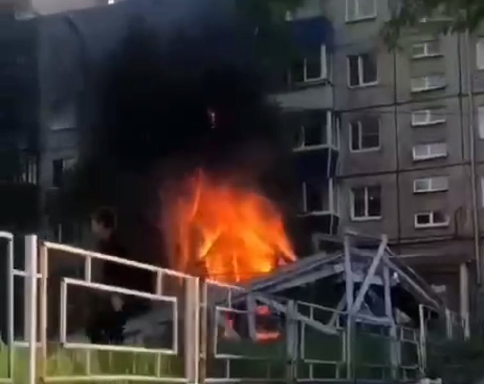 В Иркутске неизвестные подожгли домик на детской площадке на улице Лермонтова