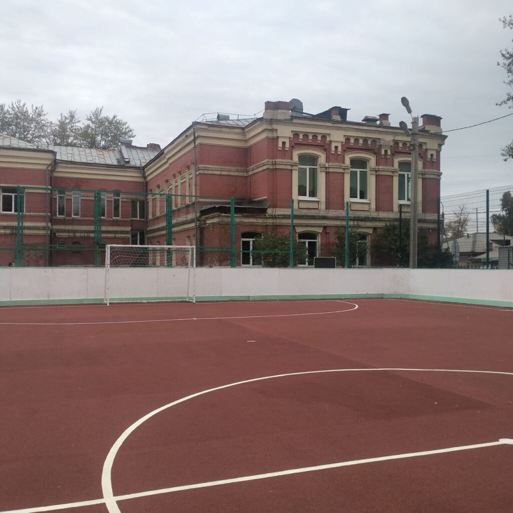 В Иркутске обустроили спортплощадку у школы №10