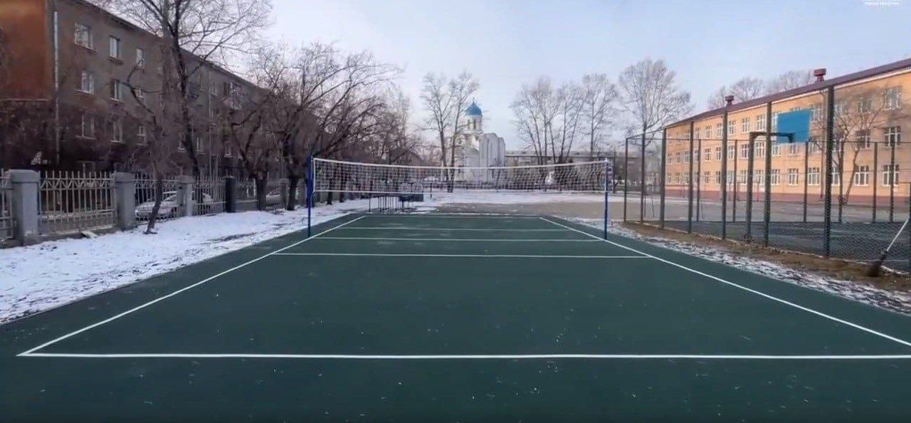 В Иркутске около школы №37 появилась волейбольная площадка