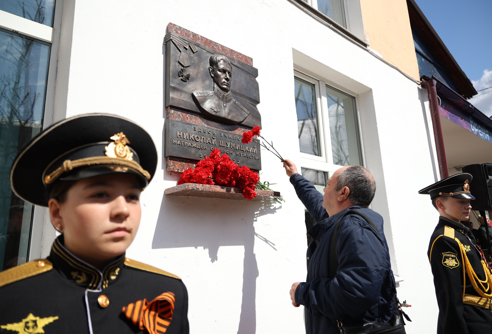 В Иркутске открыли мемориальную доску выпускнику 21-й школы и герою СВО Николаю Шумицкому