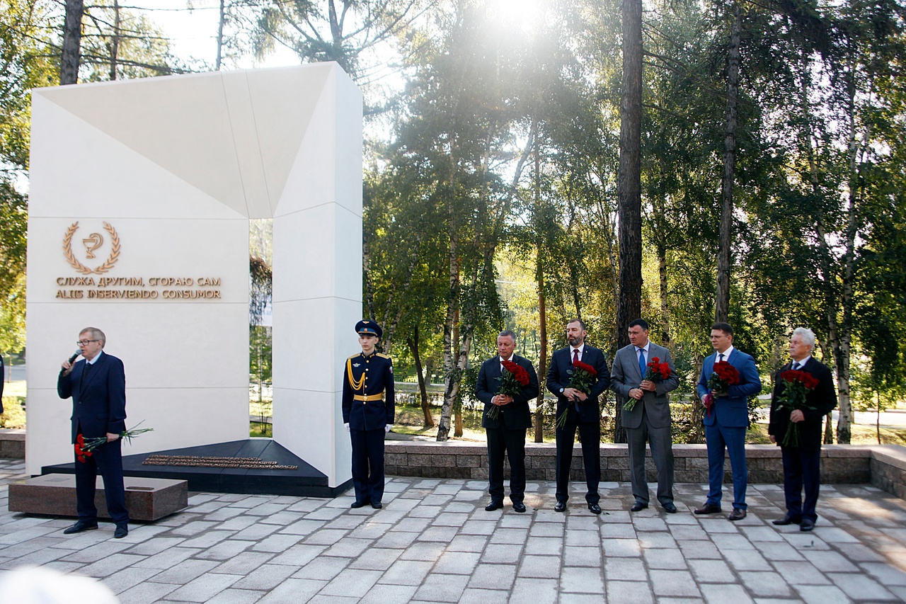 В Иркутске открыли памятник героям-медикам