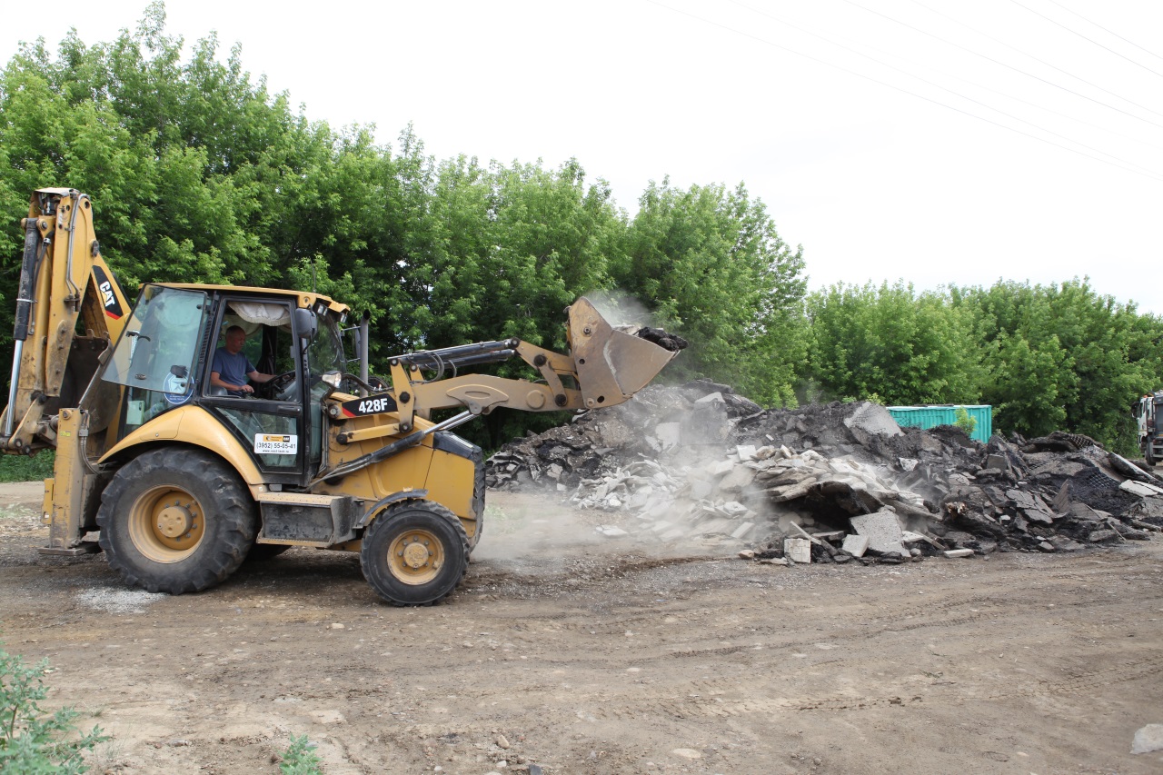 В Иркутске подрядчика обязали убрать строительный мусор с газонов на улице Депутатской