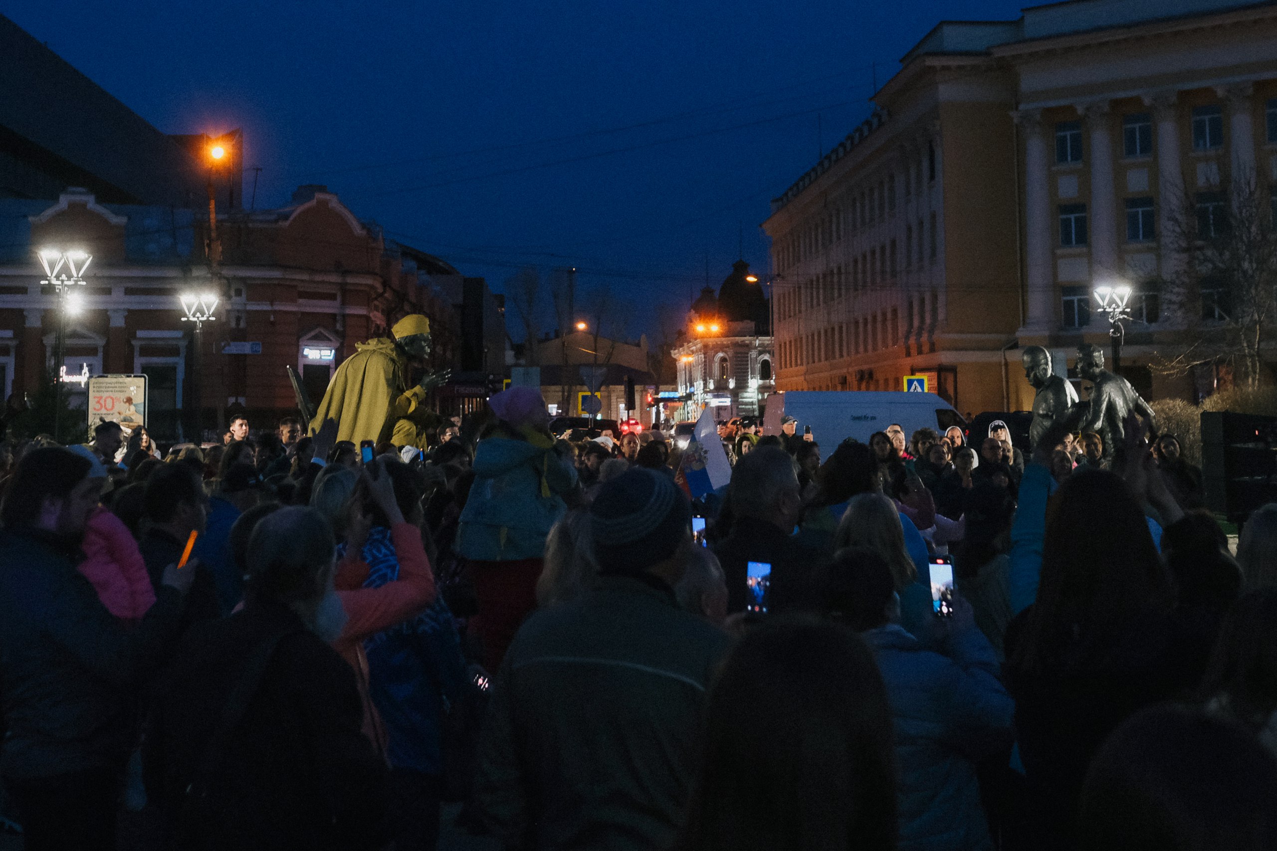В Иркутске подсветили памятник режиссеру Леониду Гайдаю