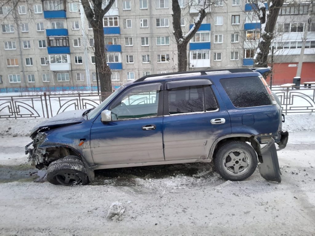 В Иркутске полиция ищет водителя, который снес дорожное ограждение и скрылся, бросив автомобиль