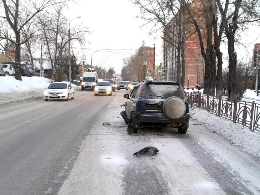 В Иркутске полиция ищет водителя, который снес дорожное ограждение и скрылся, бросив автомобиль