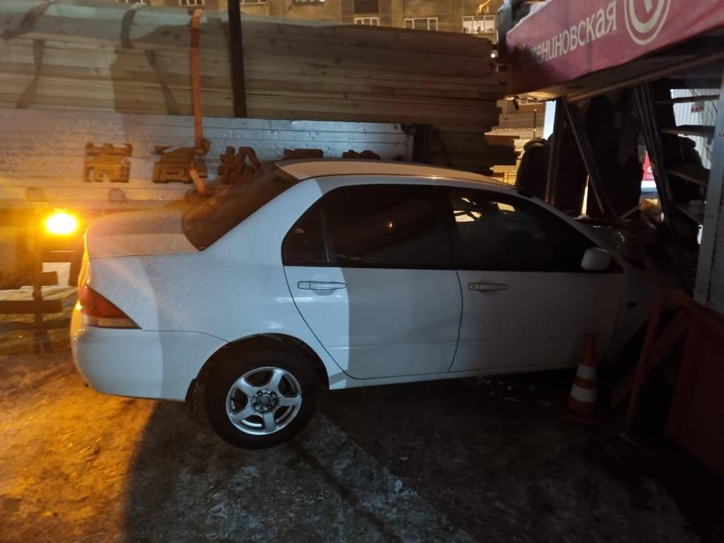 В Иркутске продавец получила травмы из-за въехавшего в киоск автомобиля