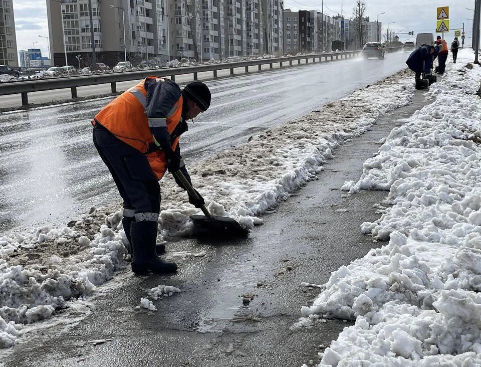В Иркутске продолжают устранять последствия снегопада