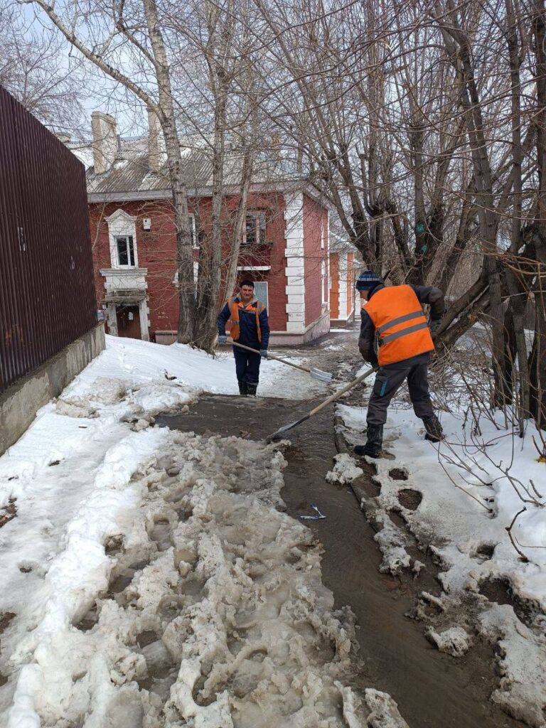 В Иркутске продолжают устранять последствия снегопада