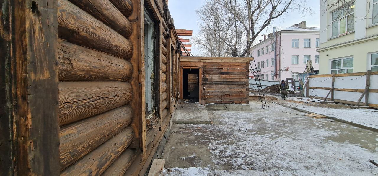 В Иркутске реконструируют брусовой корпус школы № 8 на улице Баррикад