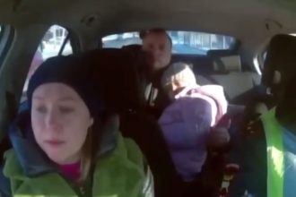 V Irkutske Sotrudnik Gai Pomog Seme Operativno Dostavit Zadyhayuschegosya Rebenka V Bolnitsu