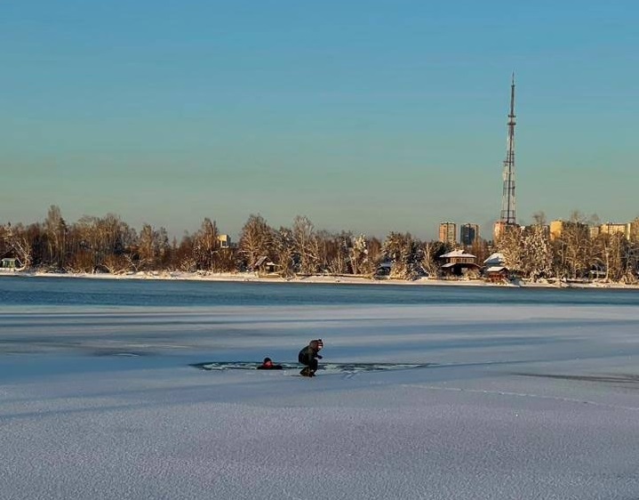 В Иркутске спасли провалившихся под лёд подростков