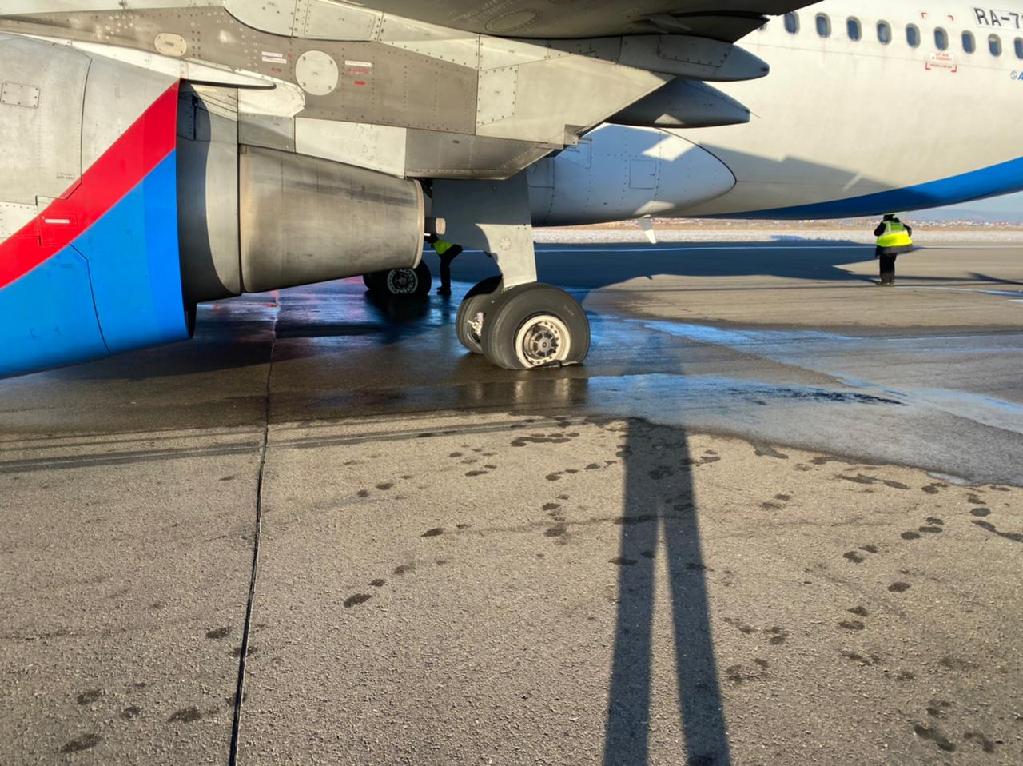 В Иркутске у аэробуса при посадке повредились четыре шасси