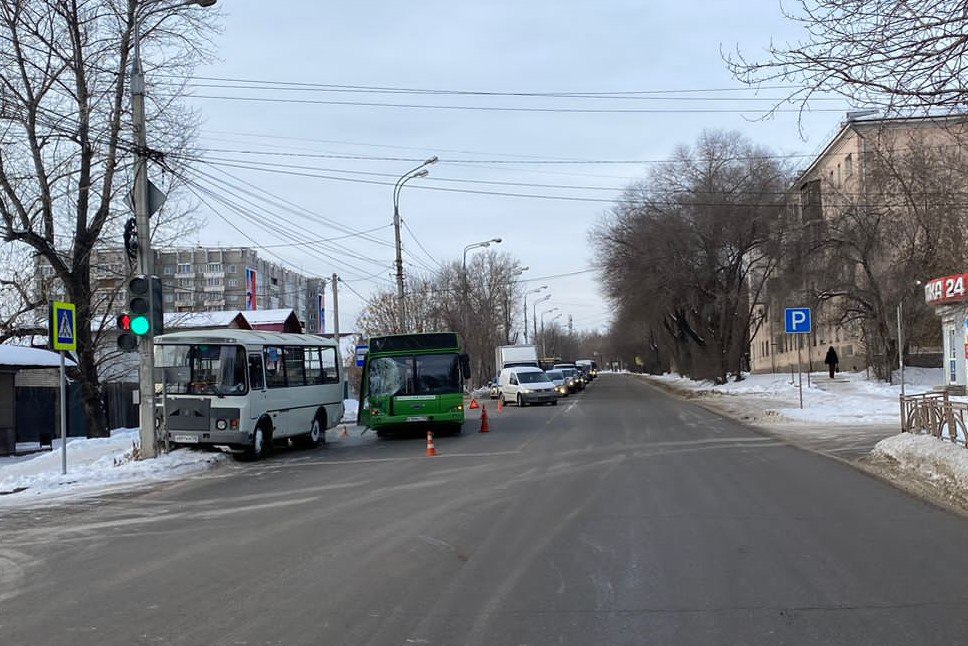V Irkutske V Dtp Avtobusami Postradali Tri Zhenschiny