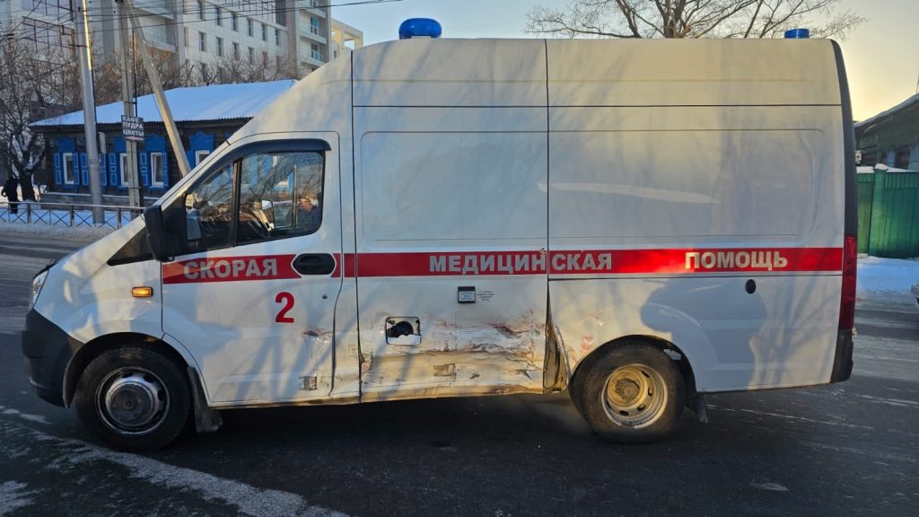 В Иркутске в ДТП со "скорой" пострадал фельдшер и водитель "Жигулей"