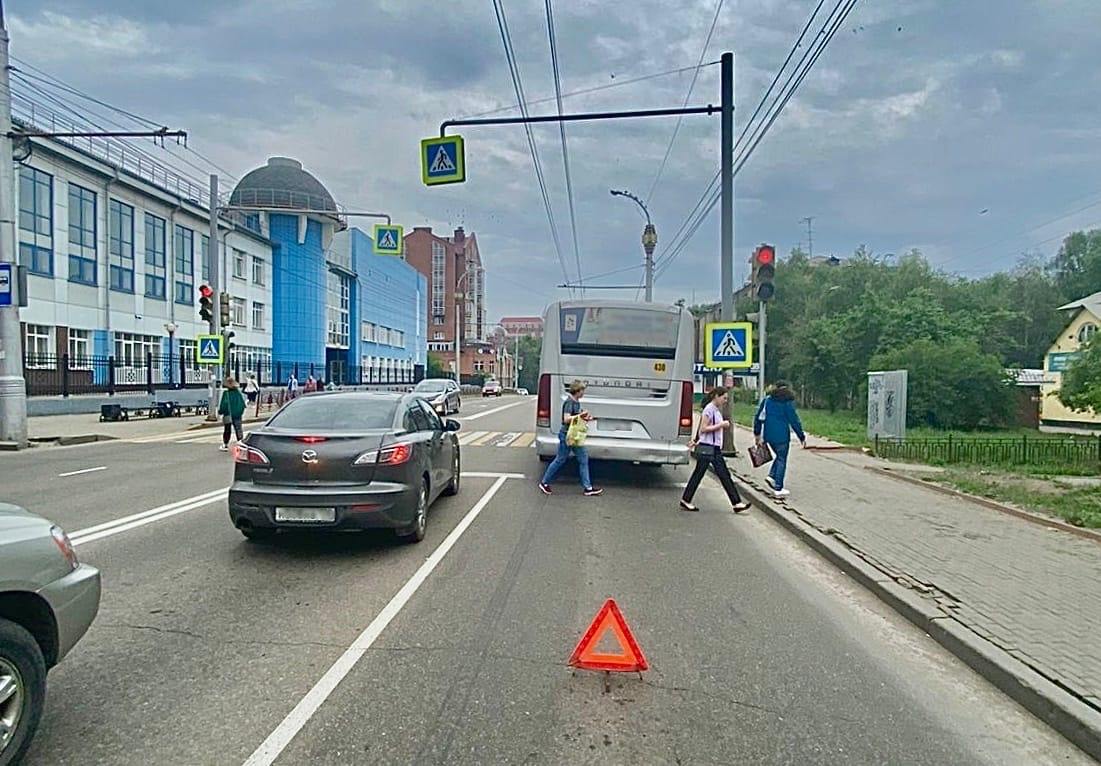 В Иркутске водитель автобуса проехал на красный и сбил ребенка на самокате