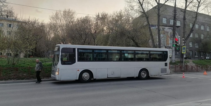 В Иркутске водитель автобуса сбил подростка, переходившего дорогу на зелёный