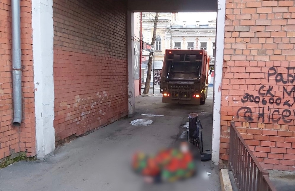 В Иркутске водитель мусоровоза насмерть сбил пешехода задним ходом