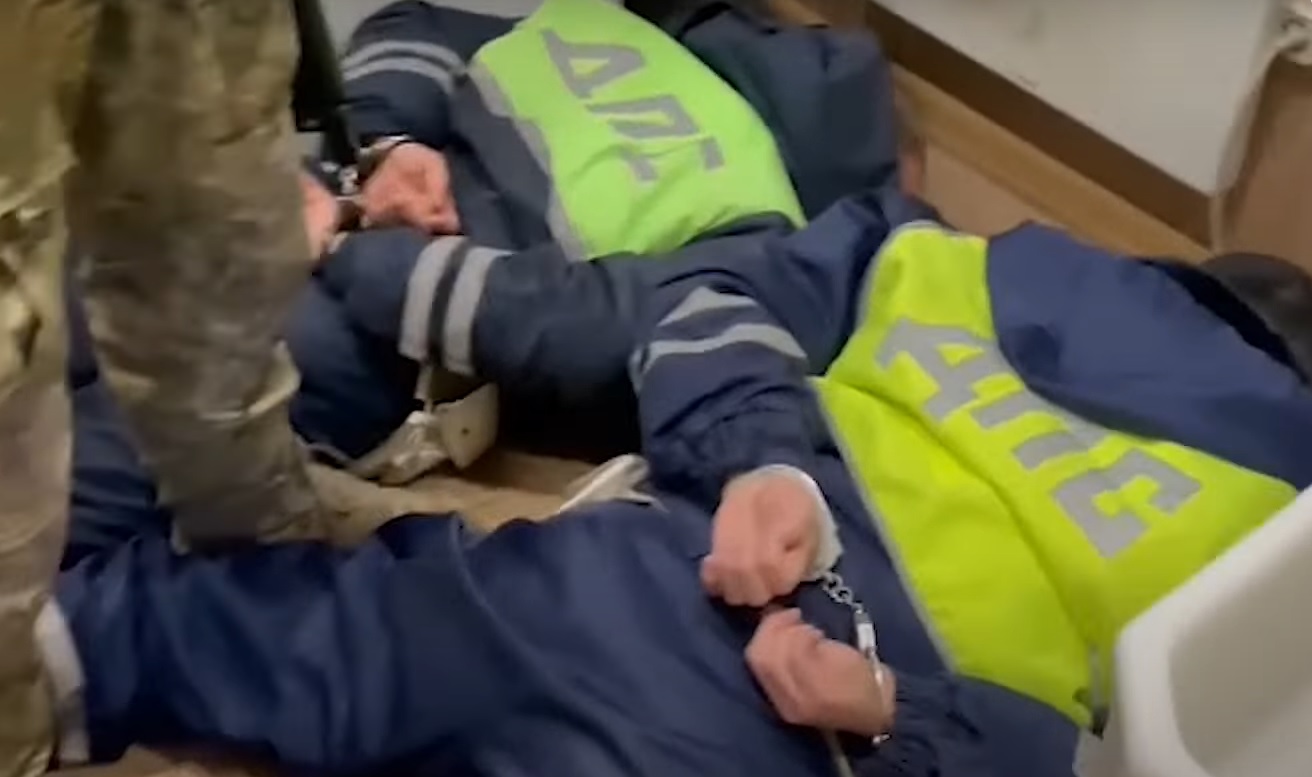В Иркутске задержали пятерых сотрудников ДПС и троих предпринимателей за вывоз леса