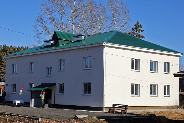В Иркутском районе восемь переселенцев из аварийного жилья получили новые квартиры в Сосновом Бору