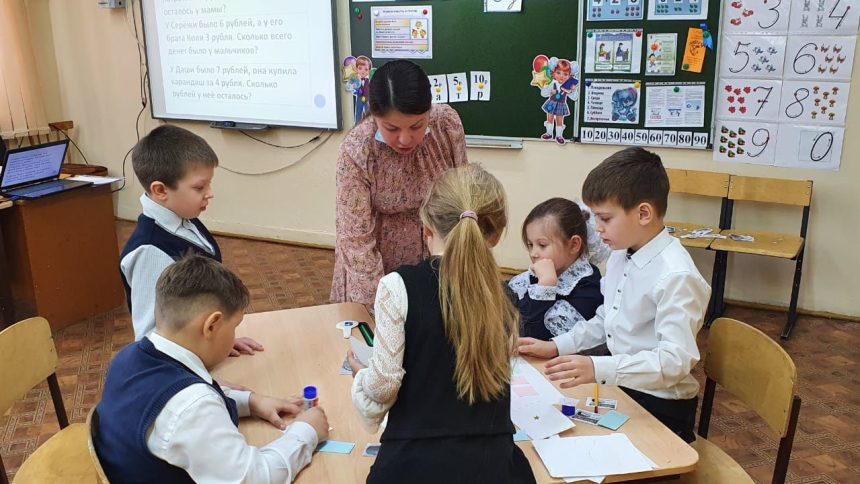 В Иркутской области начался прием заявок на участие в программе "Земский учитель"