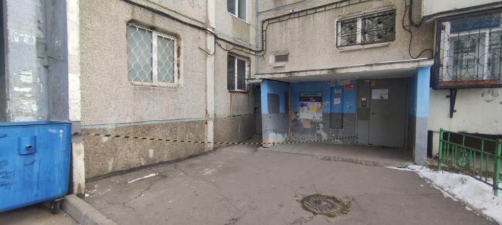 В многоквартирном доме в микрорайоне Первомайский разрушается бетонный козырек
