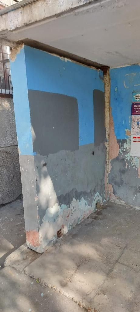 В многоквартирном доме в микрорайоне Первомайский разрушается бетонный козырек