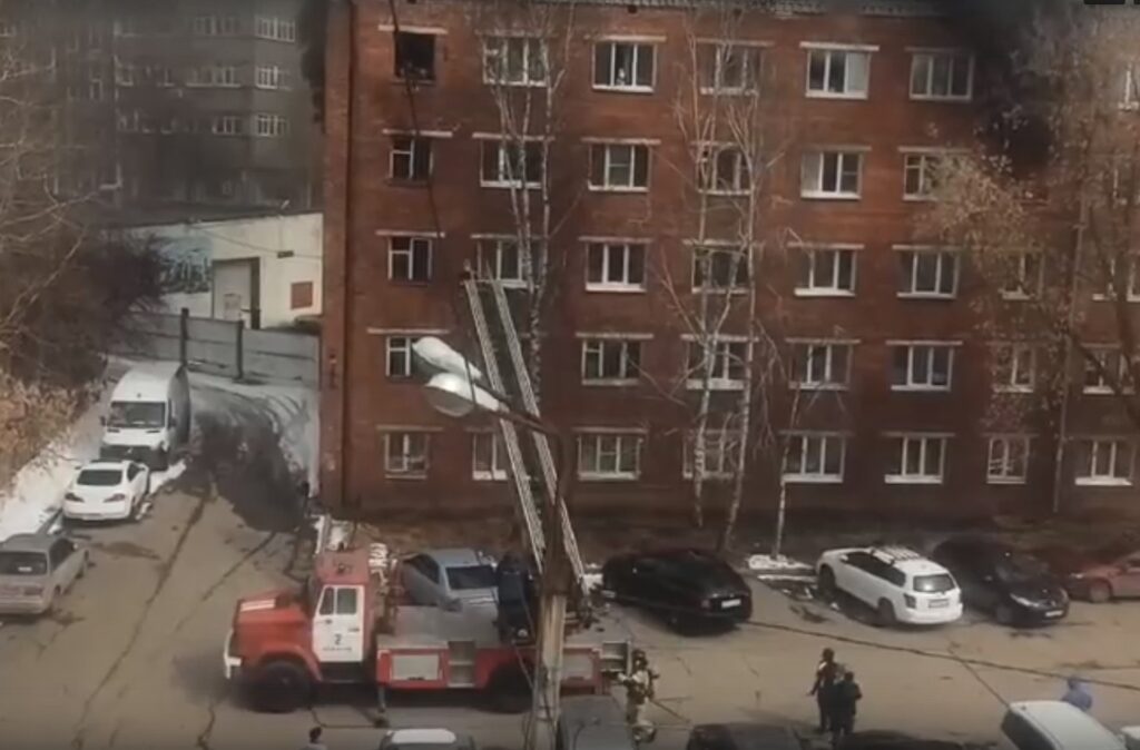 В общежитии Иркутского релейного завода горит квартира