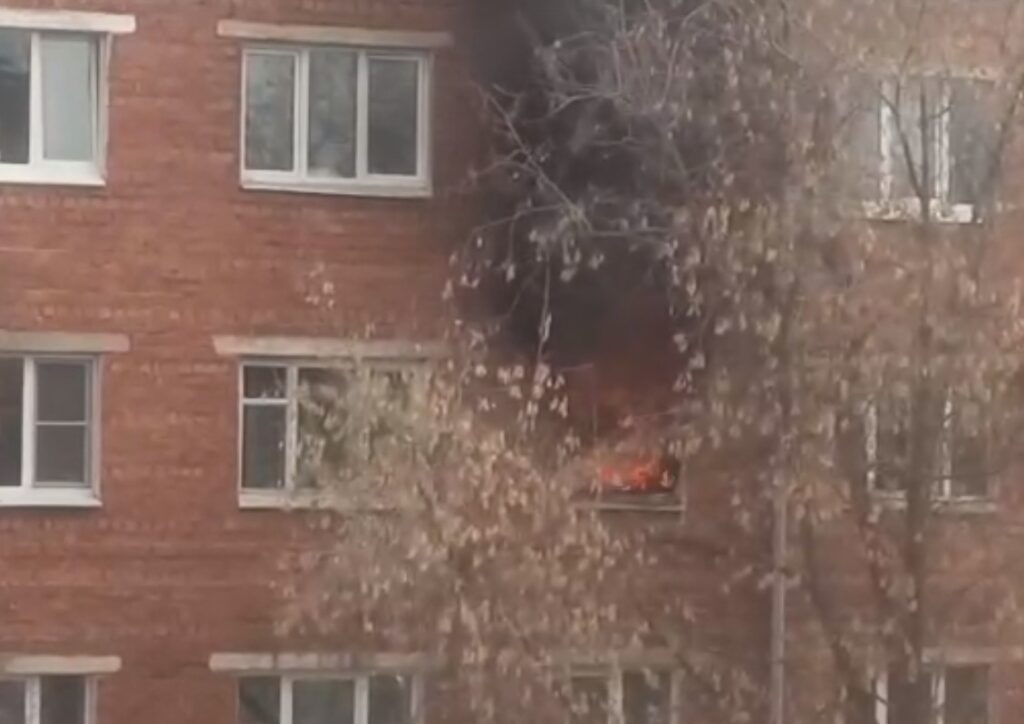 В общежитии Иркутского релейного завода горит квартира