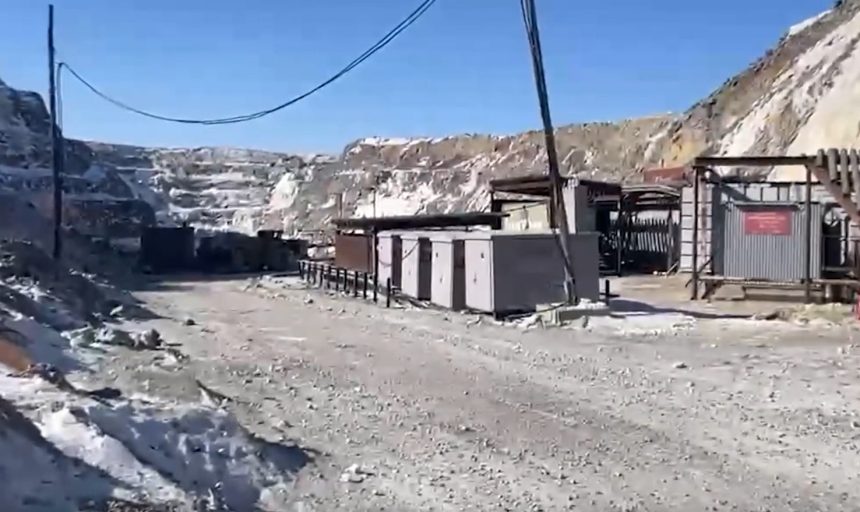 В одной из шахт Амурской области произошло обрушение. Там остались люди