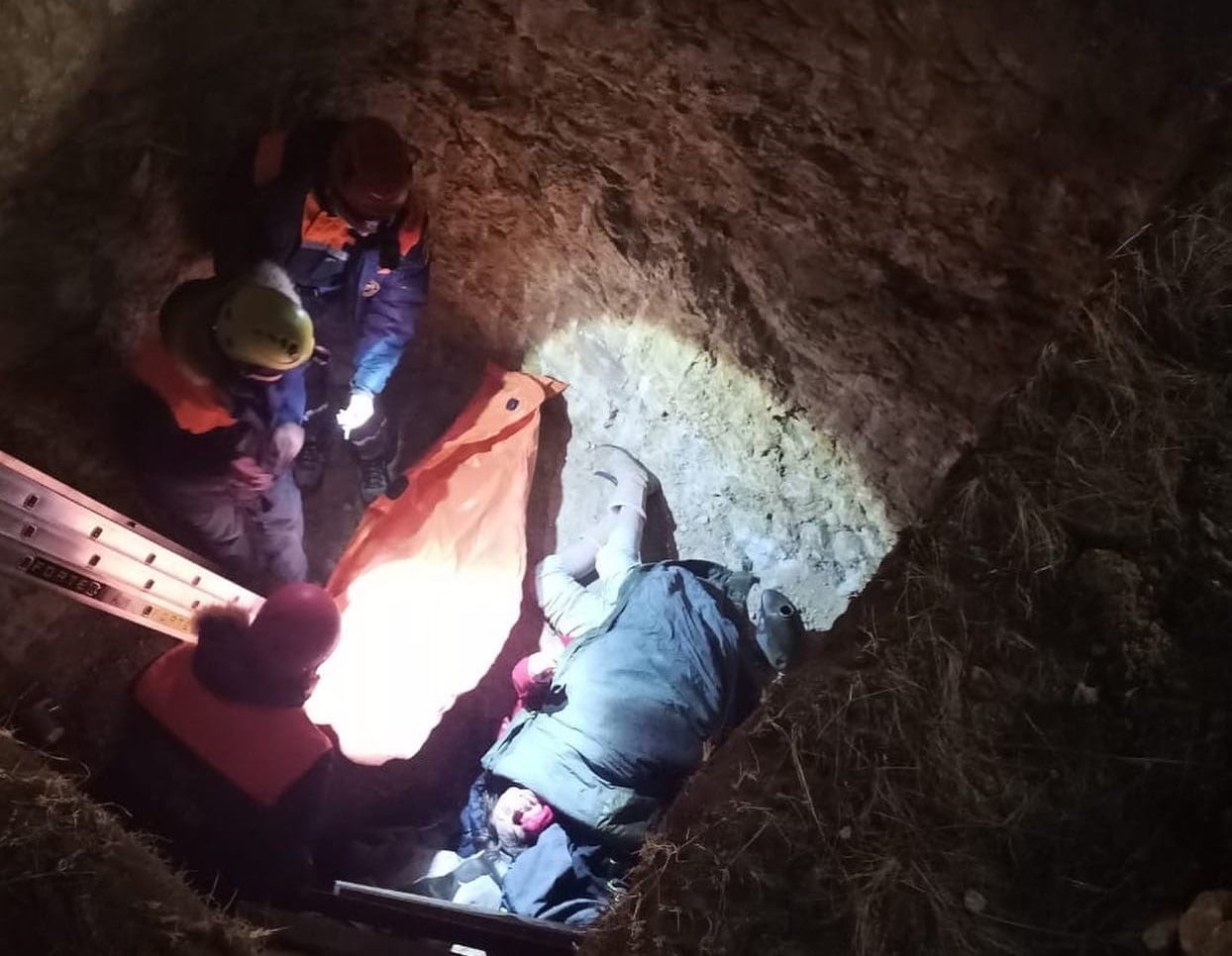 В Ольхонском районе спасли женщину, упавшую в яму глубиной в 2,5 метра