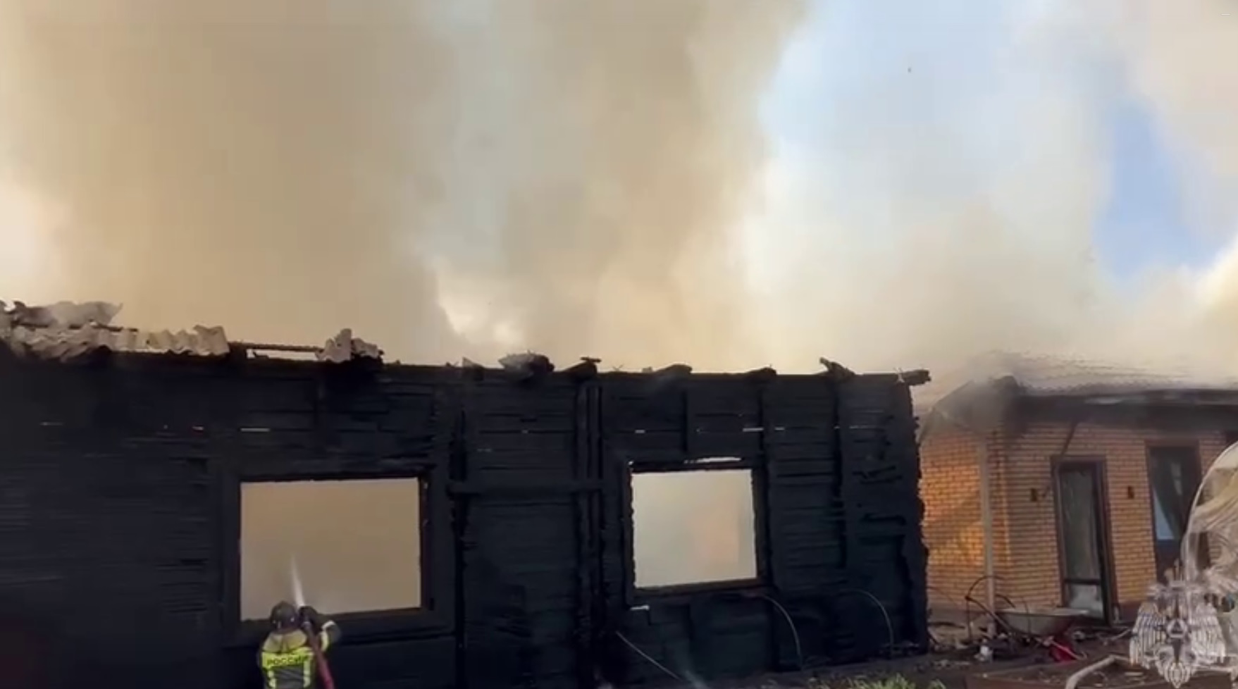 В поселке Молодежный горят неэксплуатируемые здание и гаражи