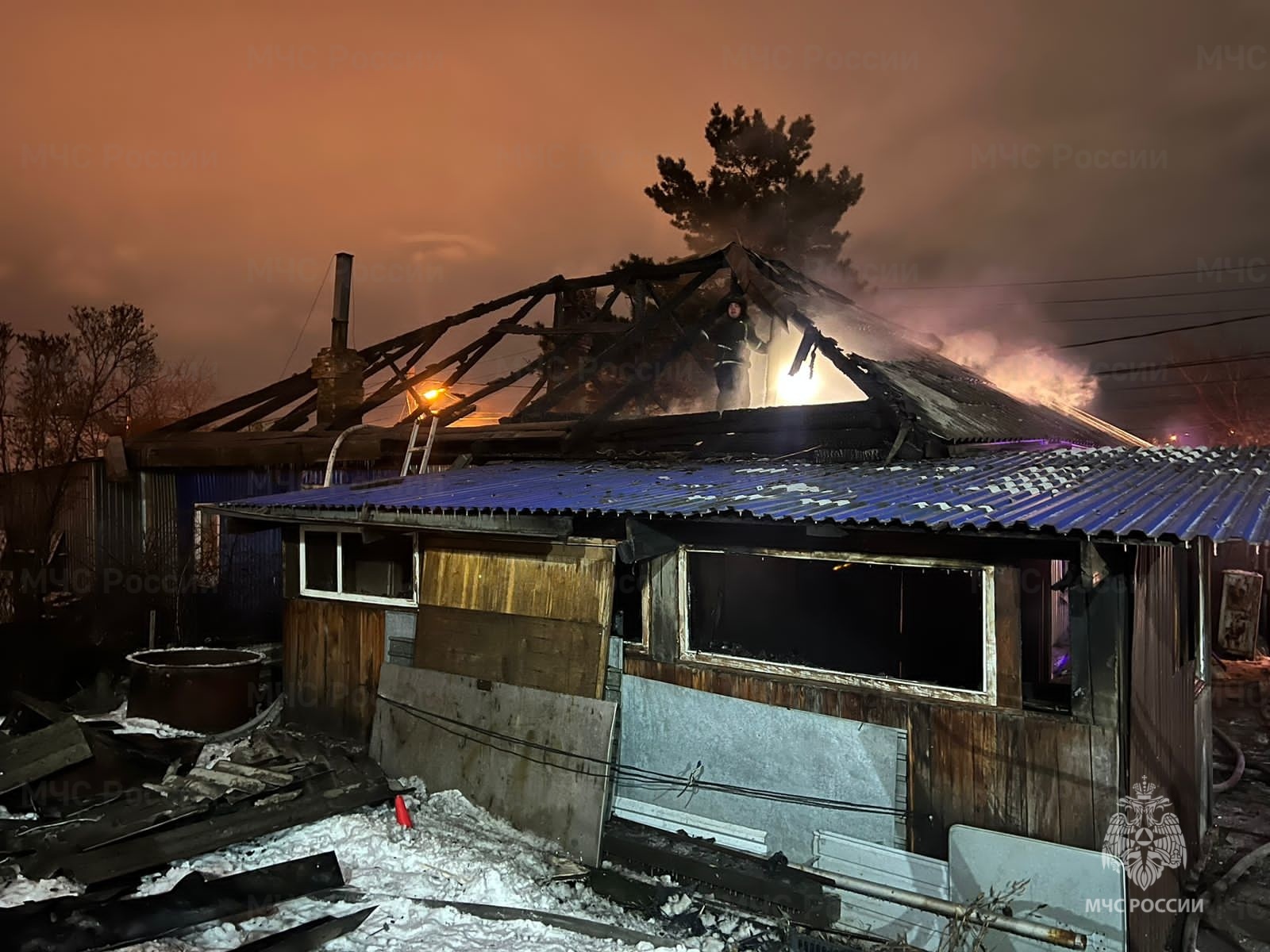 В пожаре на Варламова в Иркутске погиб мужчина и пострадала женщина