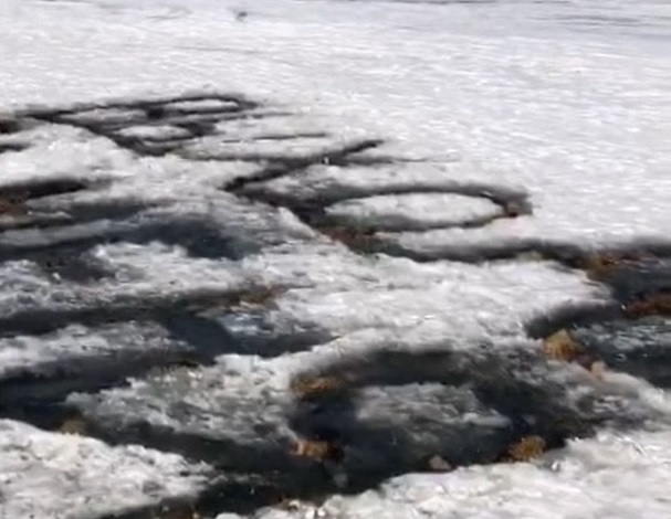 В Приангарье ищут авторов надписи из сгоревших опилок на льду Байкала