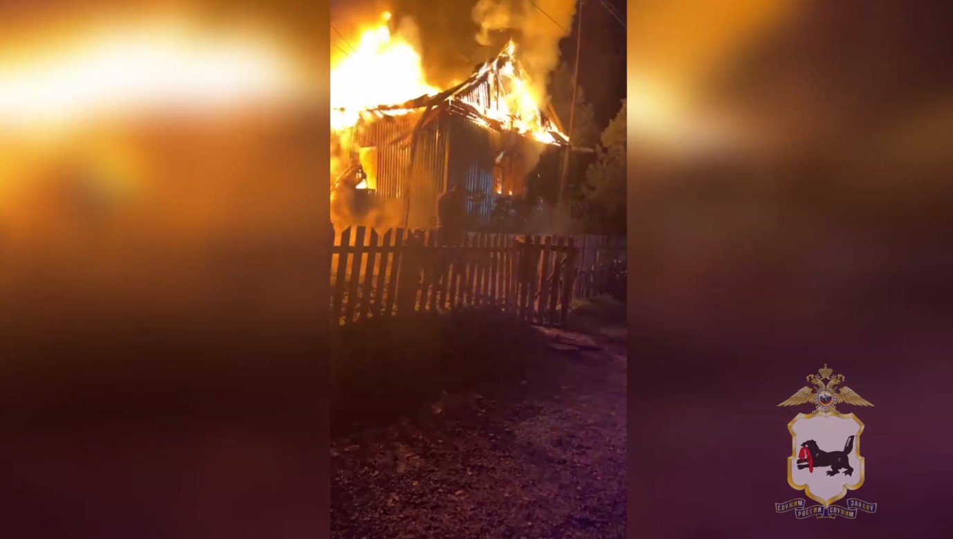 В Приангарье полицейские спасли мужчину, который оказался заперт в подвале горящего дома
