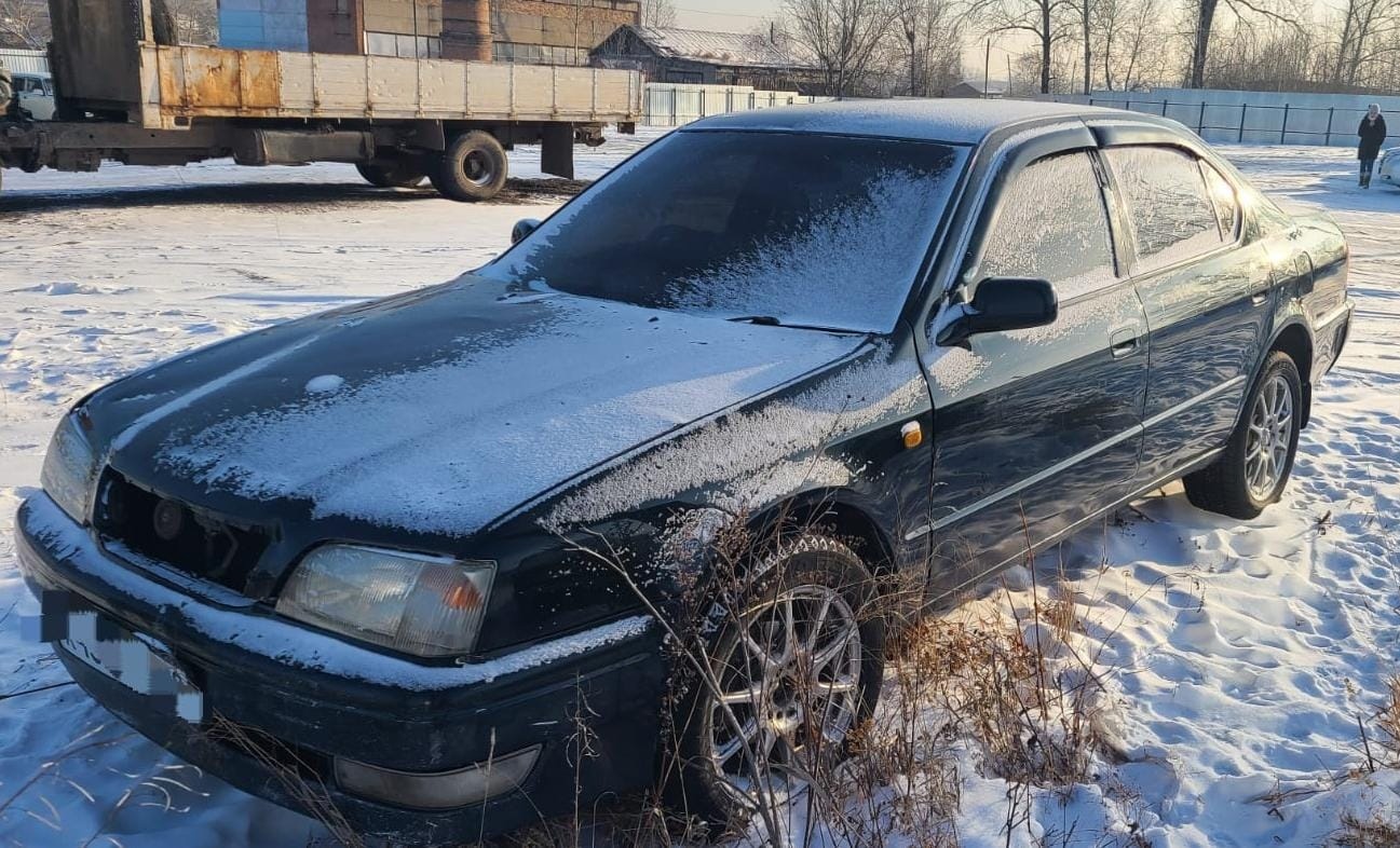 Автомобиль на заснеженной дороге в зимний период.