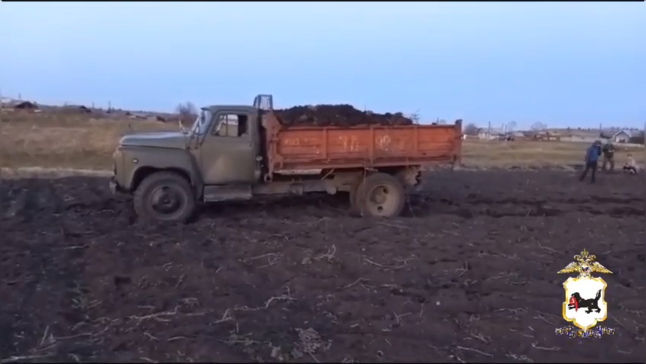 В Приангарье водитель грузовика при движении задним ходом сбил друга насмерть